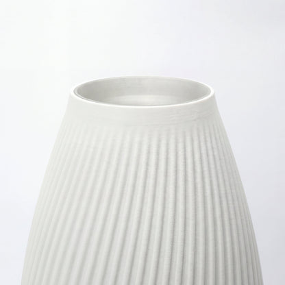 Nærbillede af struktur på hvid FLUTE vase