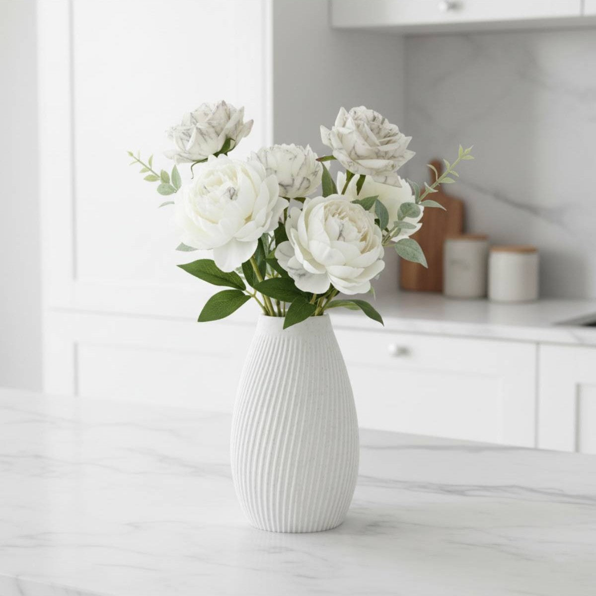 FLUTE vase i marmor med blomster, placeret på køkken bordet - bæredygtig rolig dansk design