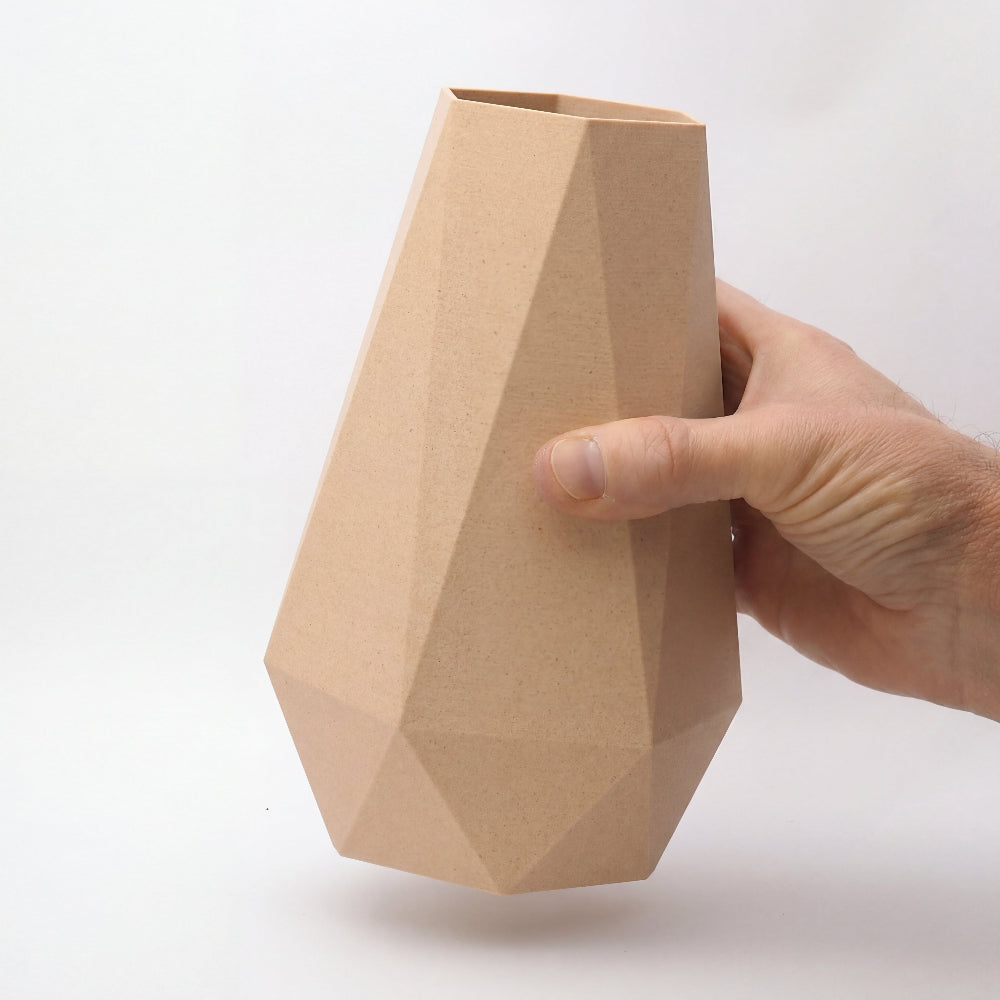 20 cm geometrisk birk vase i dansk design med facetteret form, holdt i hånden for at vise proportioner
