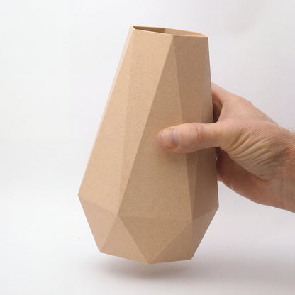 20 cm geometrisk birk vase i dansk design med facetteret form, holdt i hånden for at vise proportioner