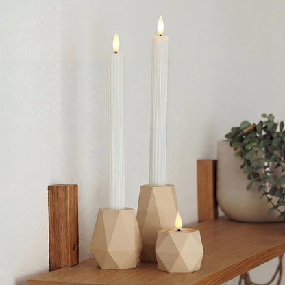 GEOMETRIC lysestage sæt til LED kronelys og fyrfadslys i beige – dansk design placeret på træhylde