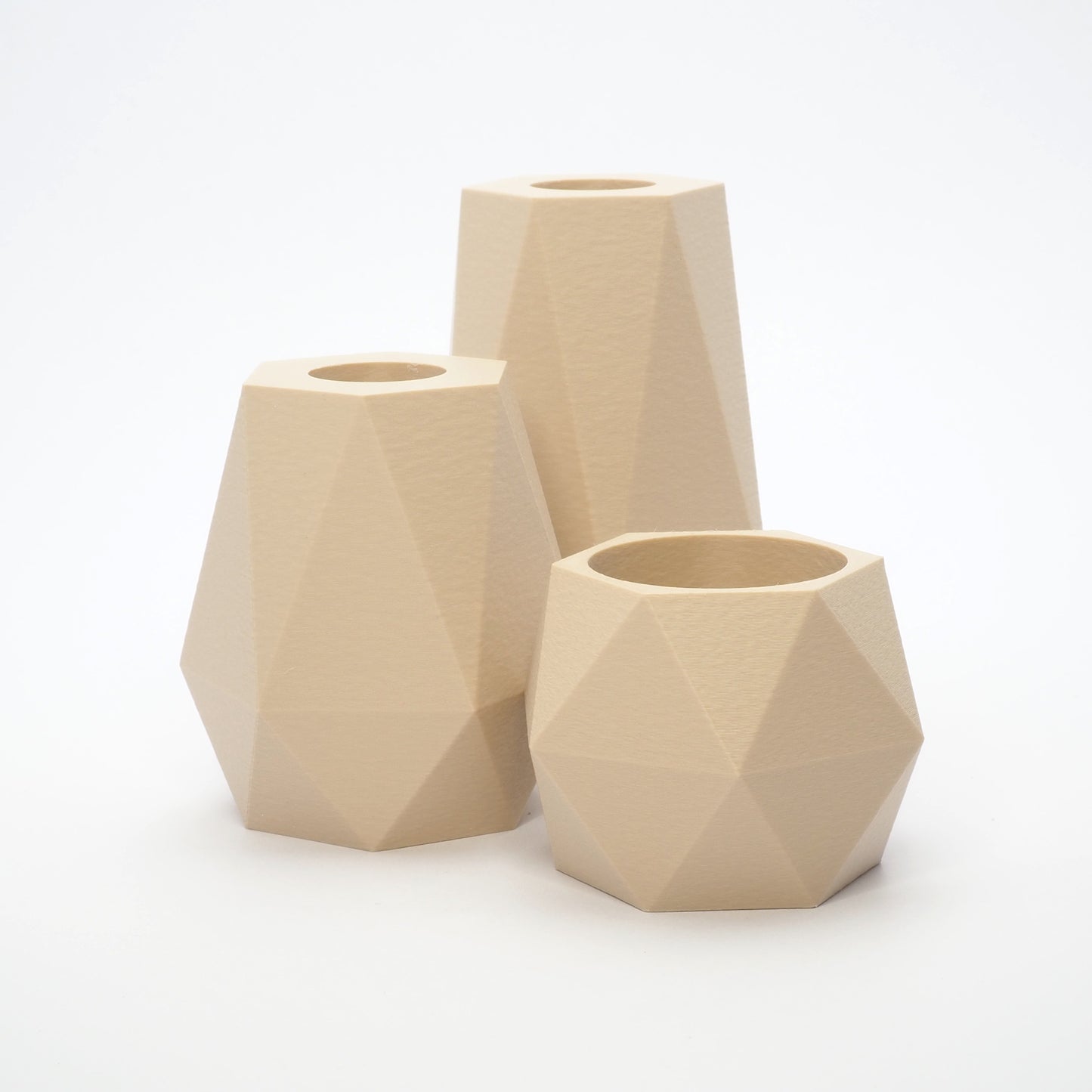 GEOMETRIC lysestage sæt til LED kronelys og fyrfadsstage i beige – geometrisk facetteret og naturfarvet tone