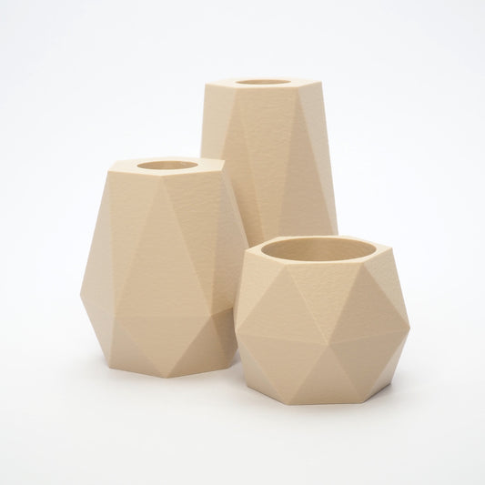 GEOMETRIC lysestage sæt til LED kronelys og fyrfadsstage i beige – geometrisk facetteret og naturfarvet tone
