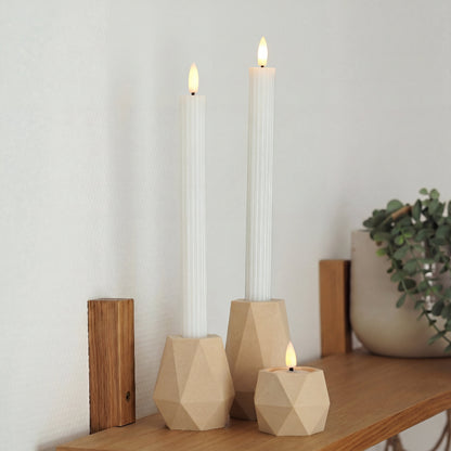 GEOMETRIC lysestage sæt til LED kronelys og fyrfadslys i birk – dansk design placeret på træhylde