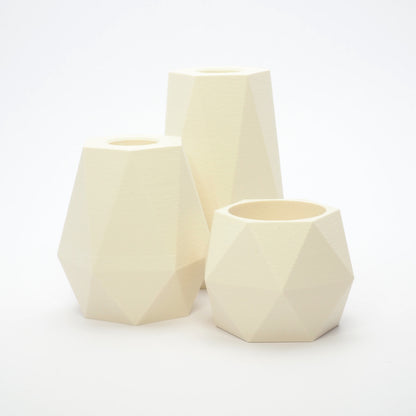 GEOMETRIC lysestage sæt til LED kronelys og fyrfadsstage i cream – geometrisk facetteret og naturfarvet tone