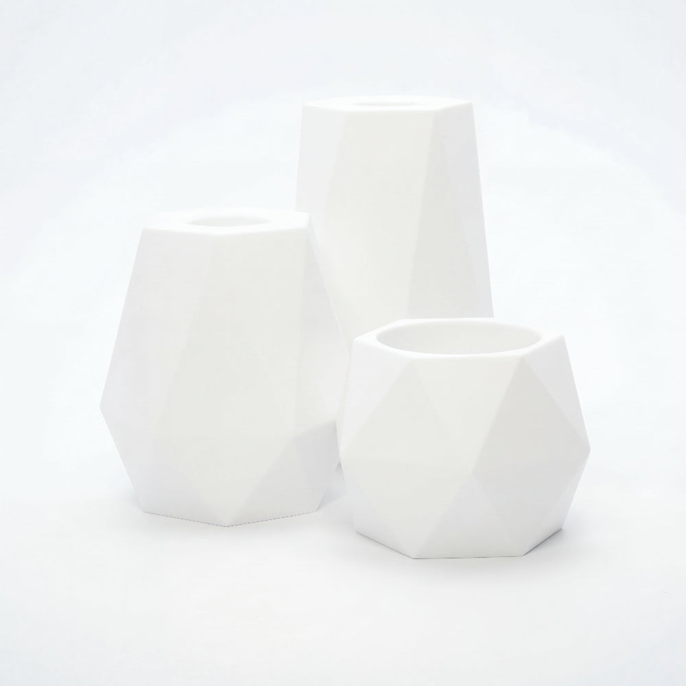 GEOMETRIC lysestage sæt til LED kronelys og fyrfadsstage i hvid – geometrisk facetteret og naturfarvet tone