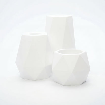 GEOMETRIC lysestage sæt til LED kronelys og fyrfadsstage i hvid – geometrisk facetteret og naturfarvet tone