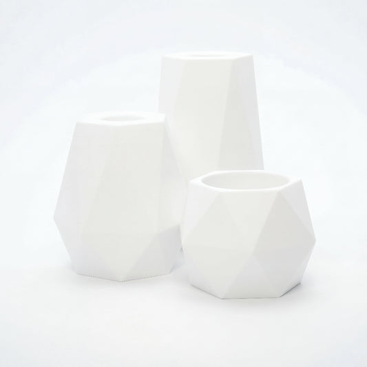 GEOMETRIC lysestage sæt til LED kronelys og fyrfadsstage i hvid – geometrisk facetteret og naturfarvet tone