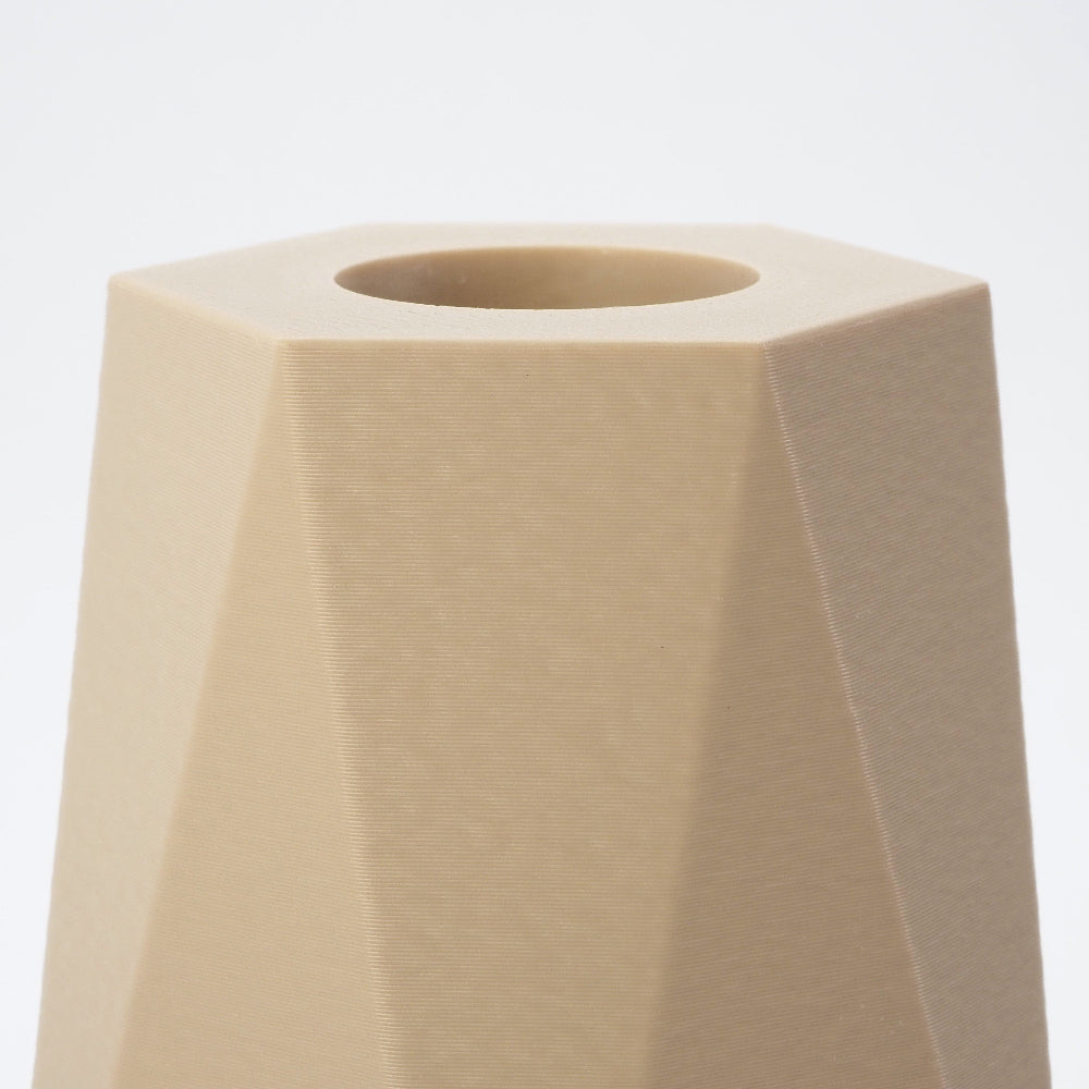 Detalje af facetter og kant på Beige GEOMETRIC lysestage