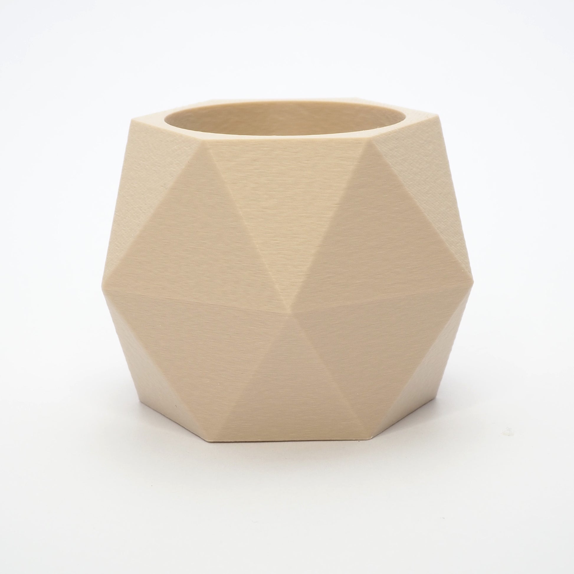 GEOMETRIC vendbar lysestage i beige viser hul til LED fyrfads lys – vinklet top og arkitektonisk form også til kronelys