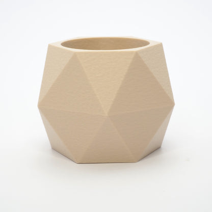 GEOMETRIC vendbar lysestage i beige viser hul til LED fyrfads lys – vinklet top og arkitektonisk form også til kronelys