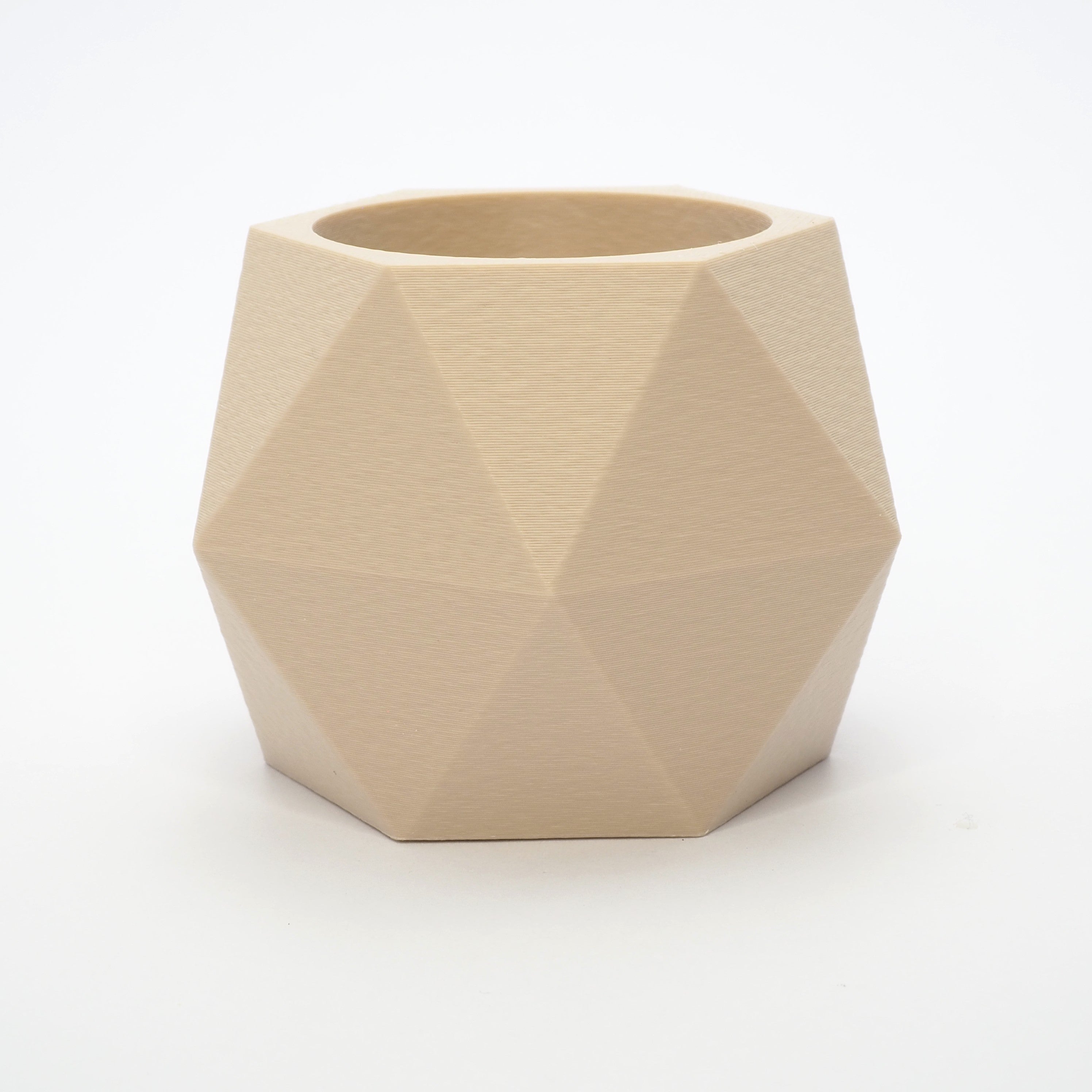 GEOMETRIC vendbar lysestage i beige viser hul til LED fyrfads lys – vinklet top og arkitektonisk form også til kronelys