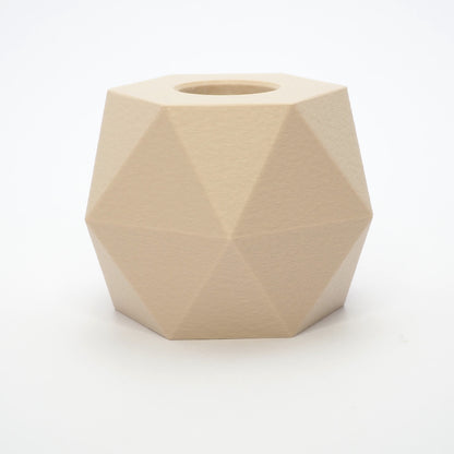 GEOMETRIC vendbar lysestage i beige viser hul til LED kronelys – vinklet top og arkitektonisk form også til fyrfadslys