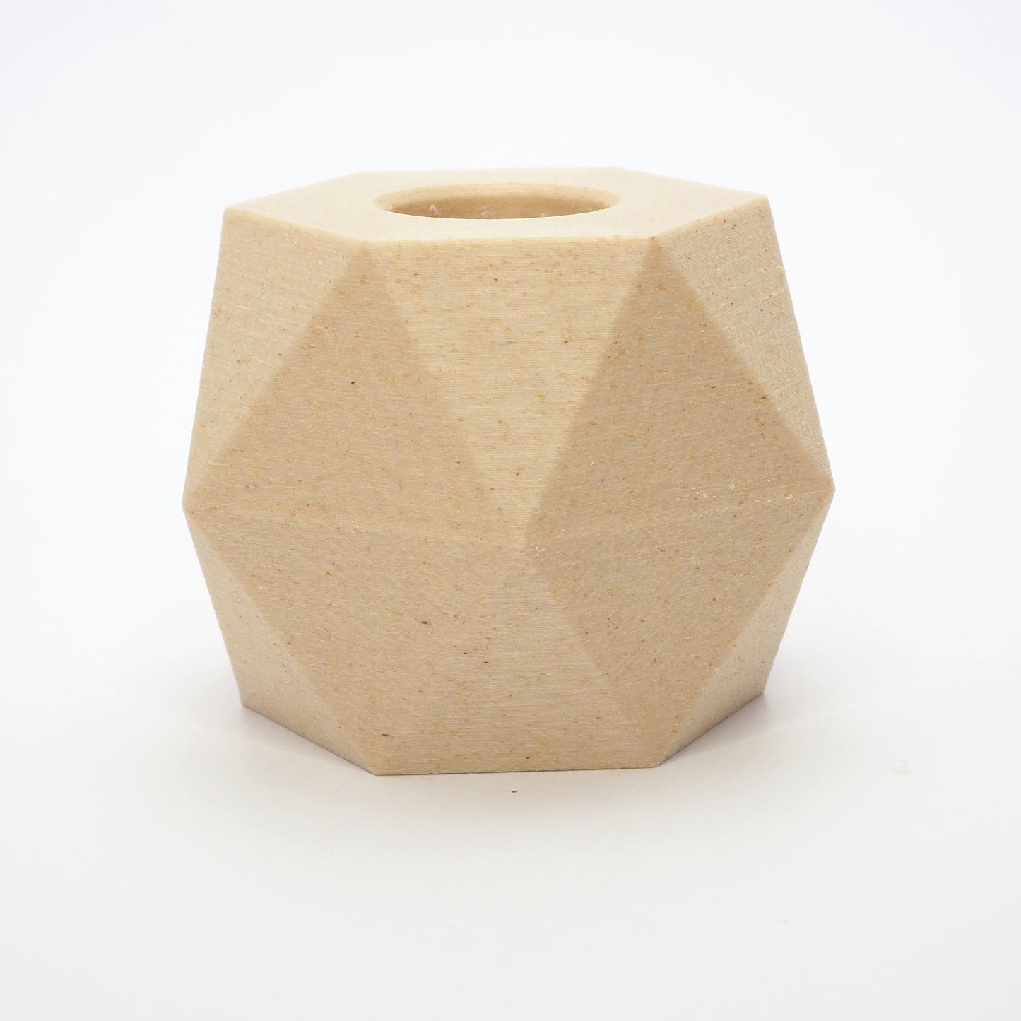 GEOMETRIC vendbar lysestage i hvid viser hul til LED kronelys – vinklet top og arkitektonisk form også til fyrfadslys