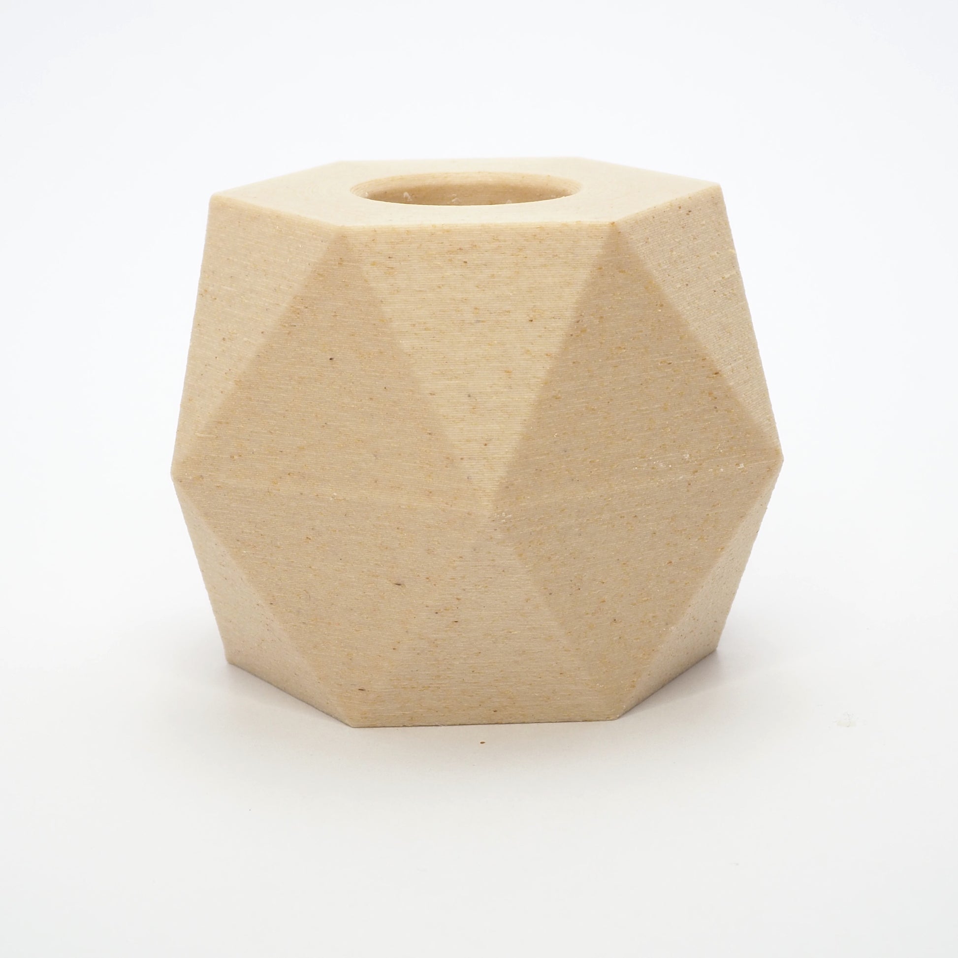 GEOMETRIC vendbar lysestage i hvid viser hul til LED kronelys – vinklet top og arkitektonisk form også til fyrfadslys