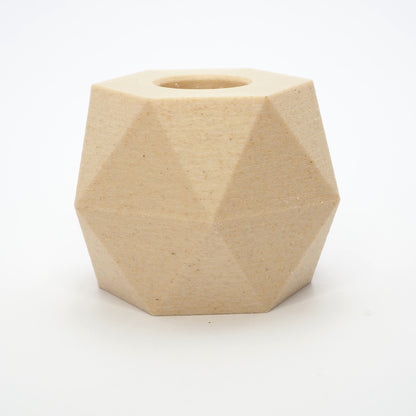 GEOMETRIC vendbar lysestage i hvid viser hul til LED kronelys – vinklet top og arkitektonisk form også til fyrfadslys