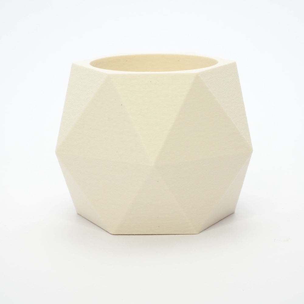 GEOMETRIC vendbar lysestage i cream viser hul til LED fyrfads lys – vinklet top og arkitektonisk form også til kronelys