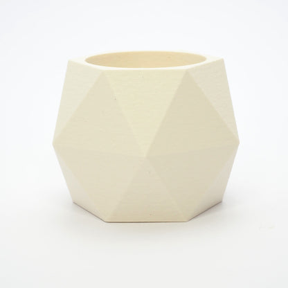 GEOMETRIC vendbar lysestage i cream viser hul til LED fyrfads lys – vinklet top og arkitektonisk form også til kronelys