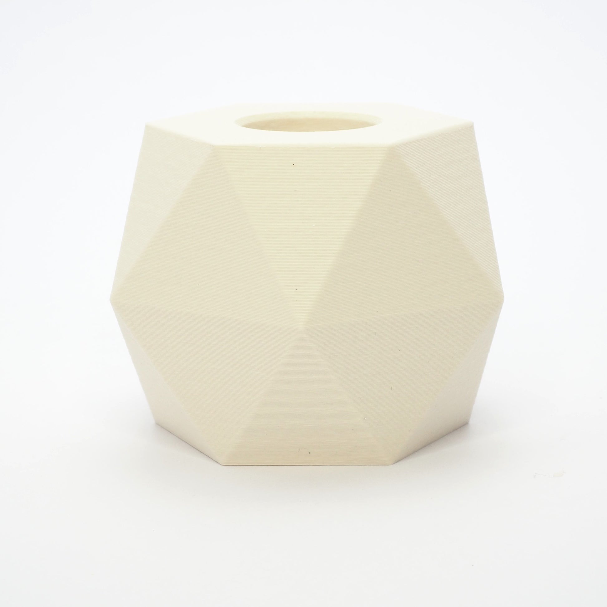 GEOMETRIC vendbar lysestage i cream viser hul til LED kronelys – vinklet top og arkitektonisk form også til fyrfadslys