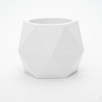 GEOMETRIC vendbar lysestage i hvid viser hul til LED fyrfads lys – vinklet top og arkitektonisk form også til kronelys