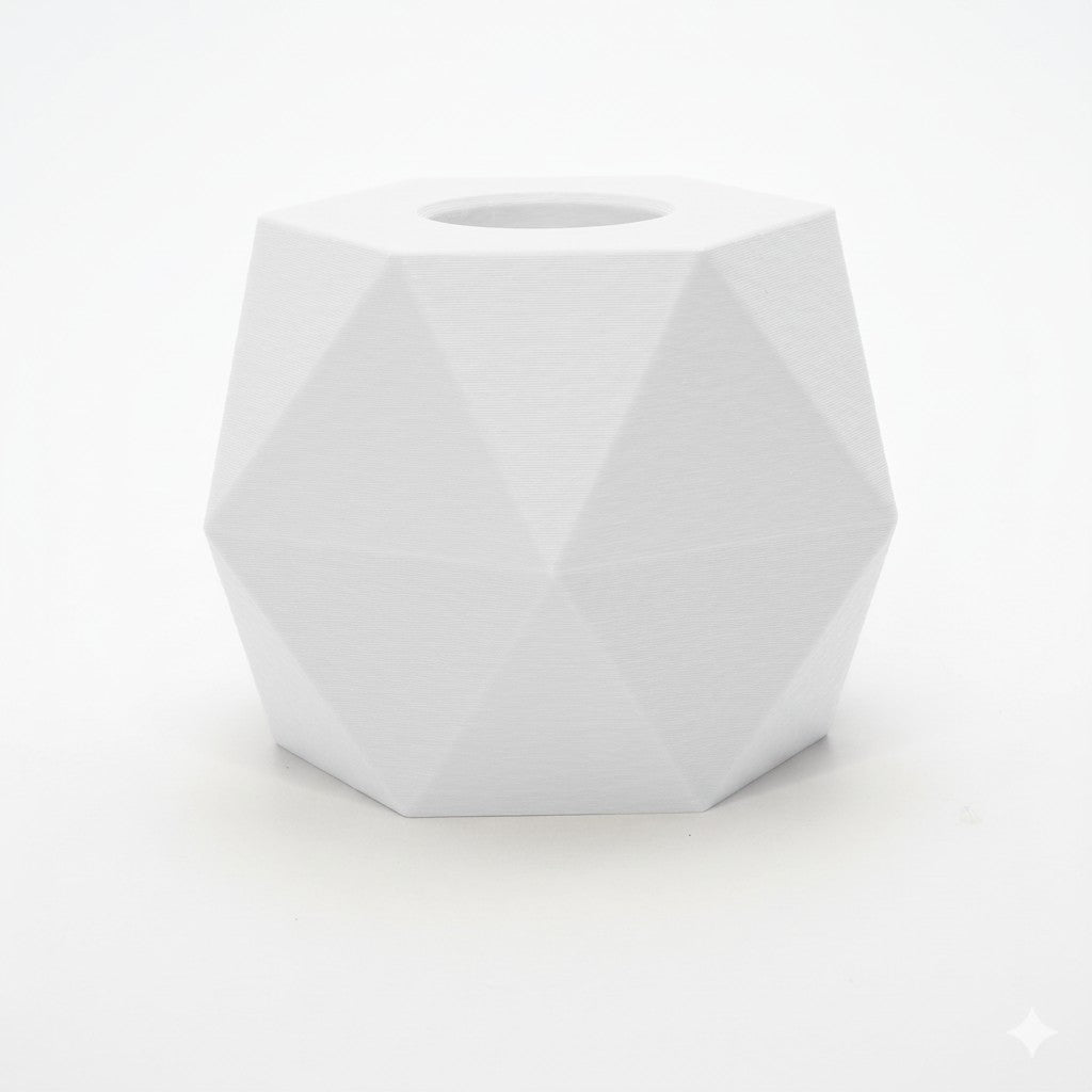 GEOMETRIC vendbar lysestage i hvid viser hul til LED kronelys – vinklet top og arkitektonisk form også til fyrfadslys