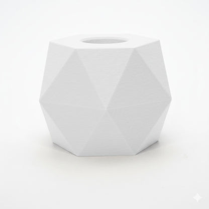 GEOMETRIC vendbar lysestage i hvid viser hul til LED kronelys – vinklet top og arkitektonisk form også til fyrfadslys