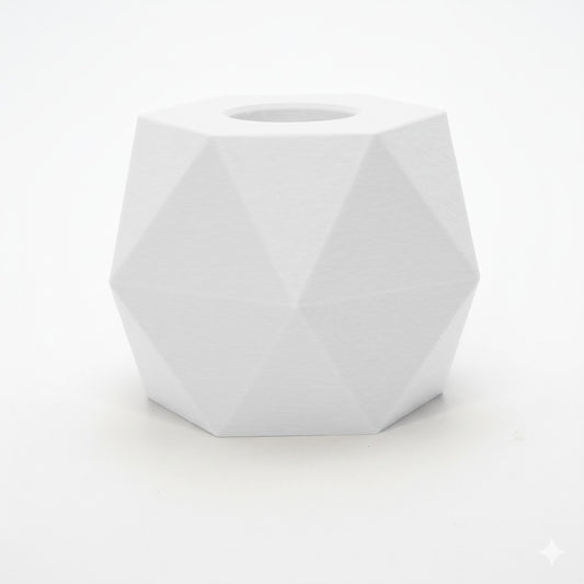 GEOMETRIC vendbar lysestage i hvid viser hul til LED kronelys – vinklet top og arkitektonisk form også til fyrfadslys