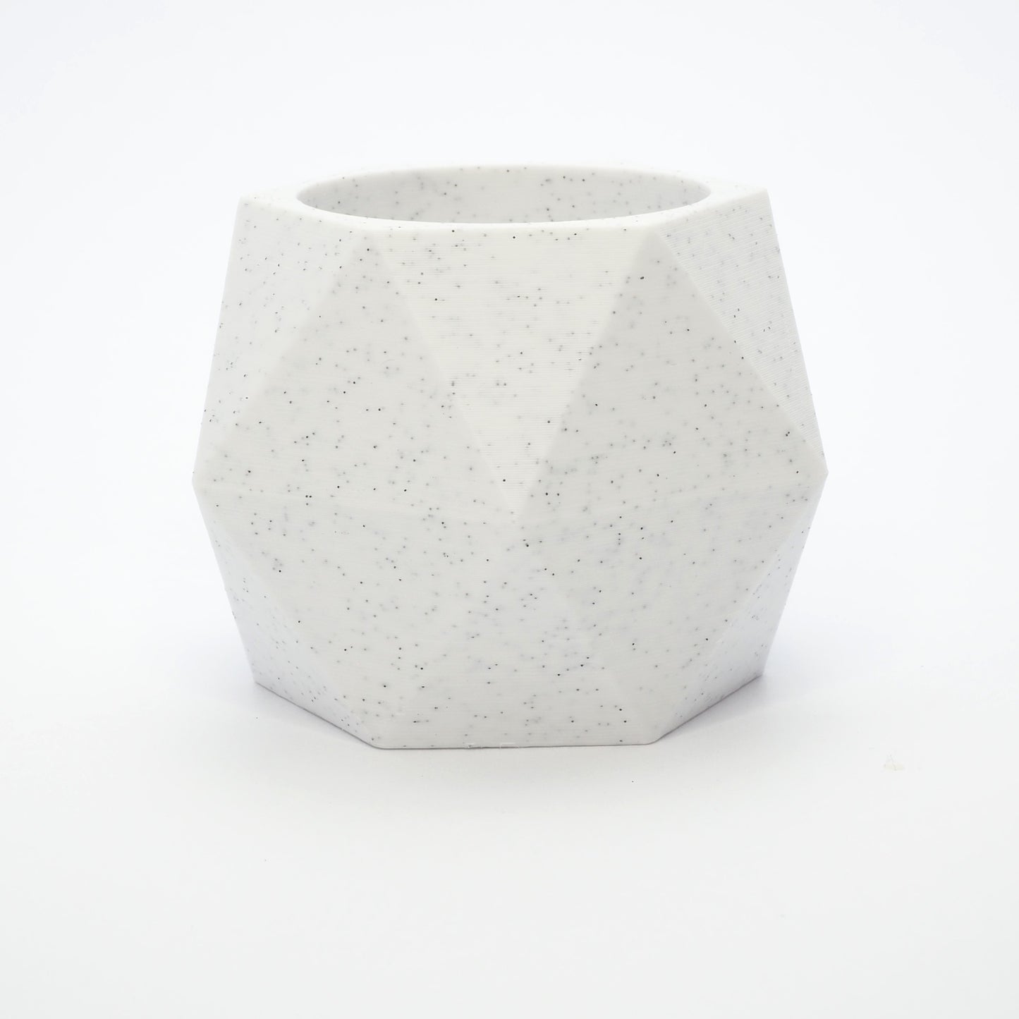 GEOMETRIC vendbar lysestage i marmor viser hul til LED fyrfads lys – vinklet top og arkitektonisk form også til kronelys