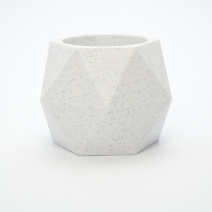 GEOMETRIC vendbar lysestage i marmor viser hul til LED fyrfads lys – vinklet top og arkitektonisk form også til kronelys