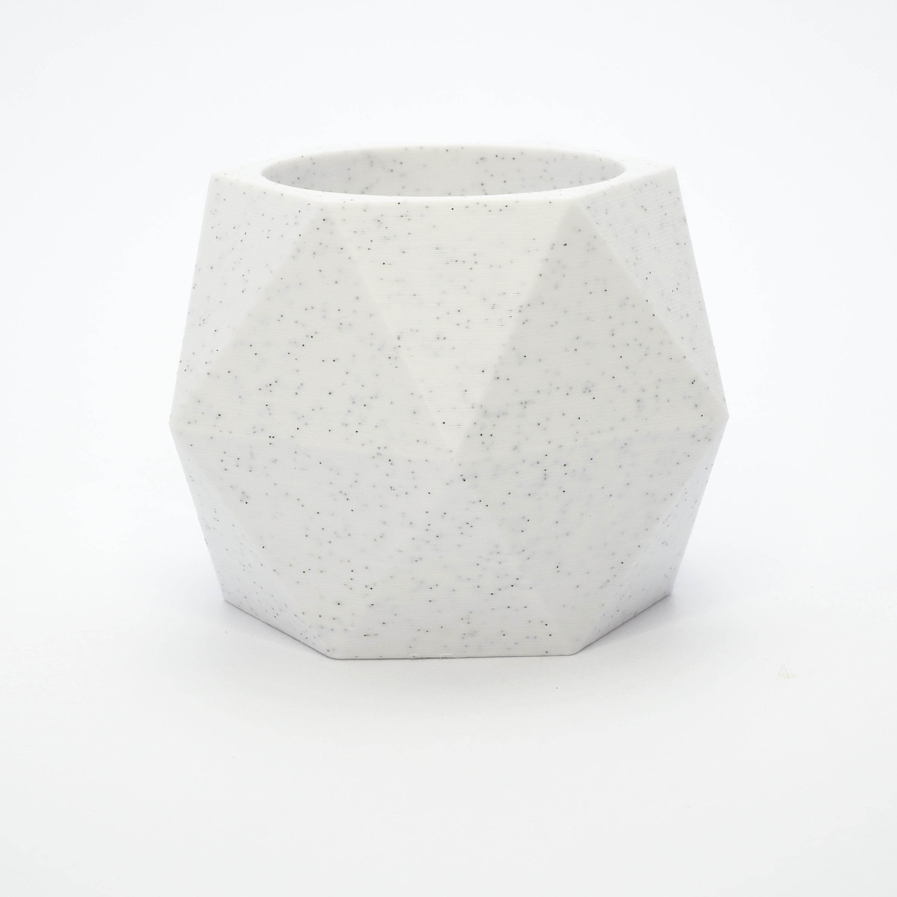 GEOMETRIC vendbar lysestage i marmor viser hul til LED fyrfads lys – vinklet top og arkitektonisk form også til kronelys