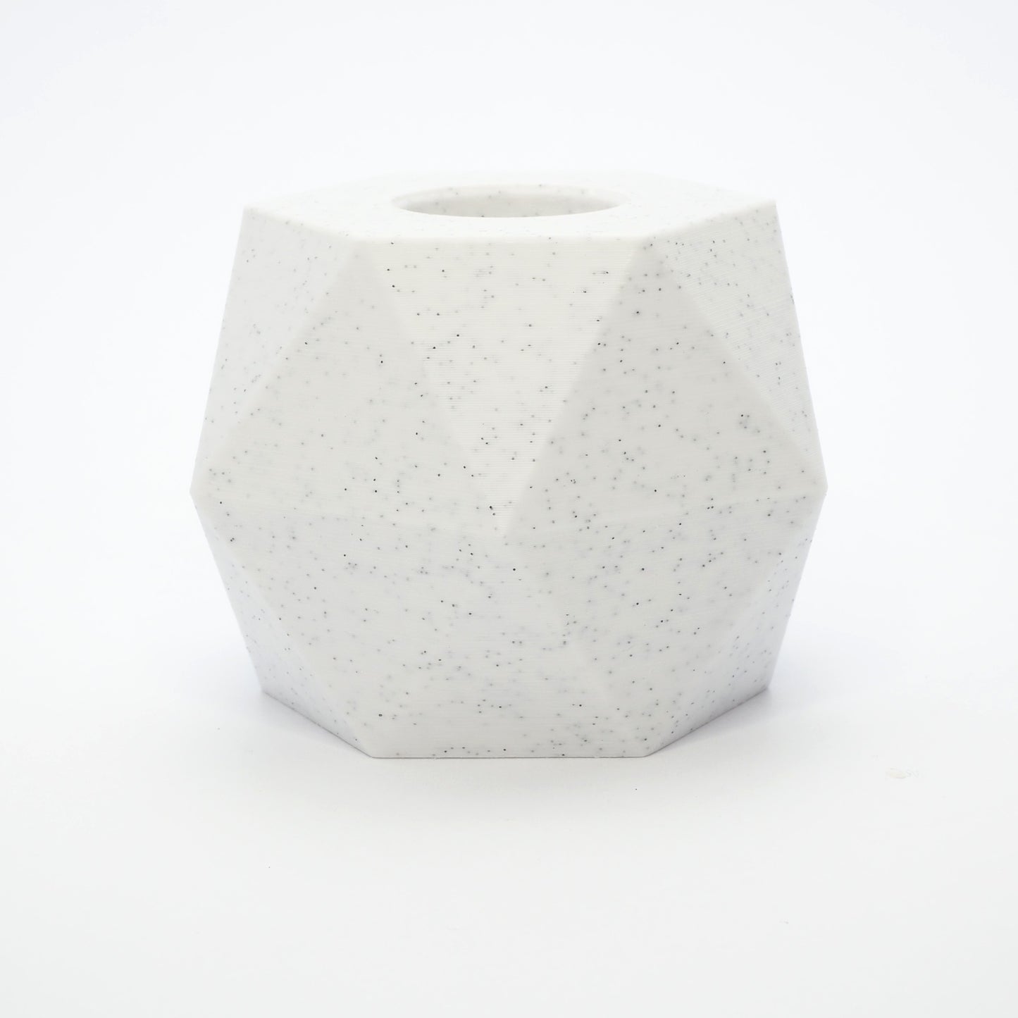 GEOMETRIC vendbar lysestage i marmor viser hul til LED kronelys – vinklet top og arkitektonisk form også til fyrfadslys