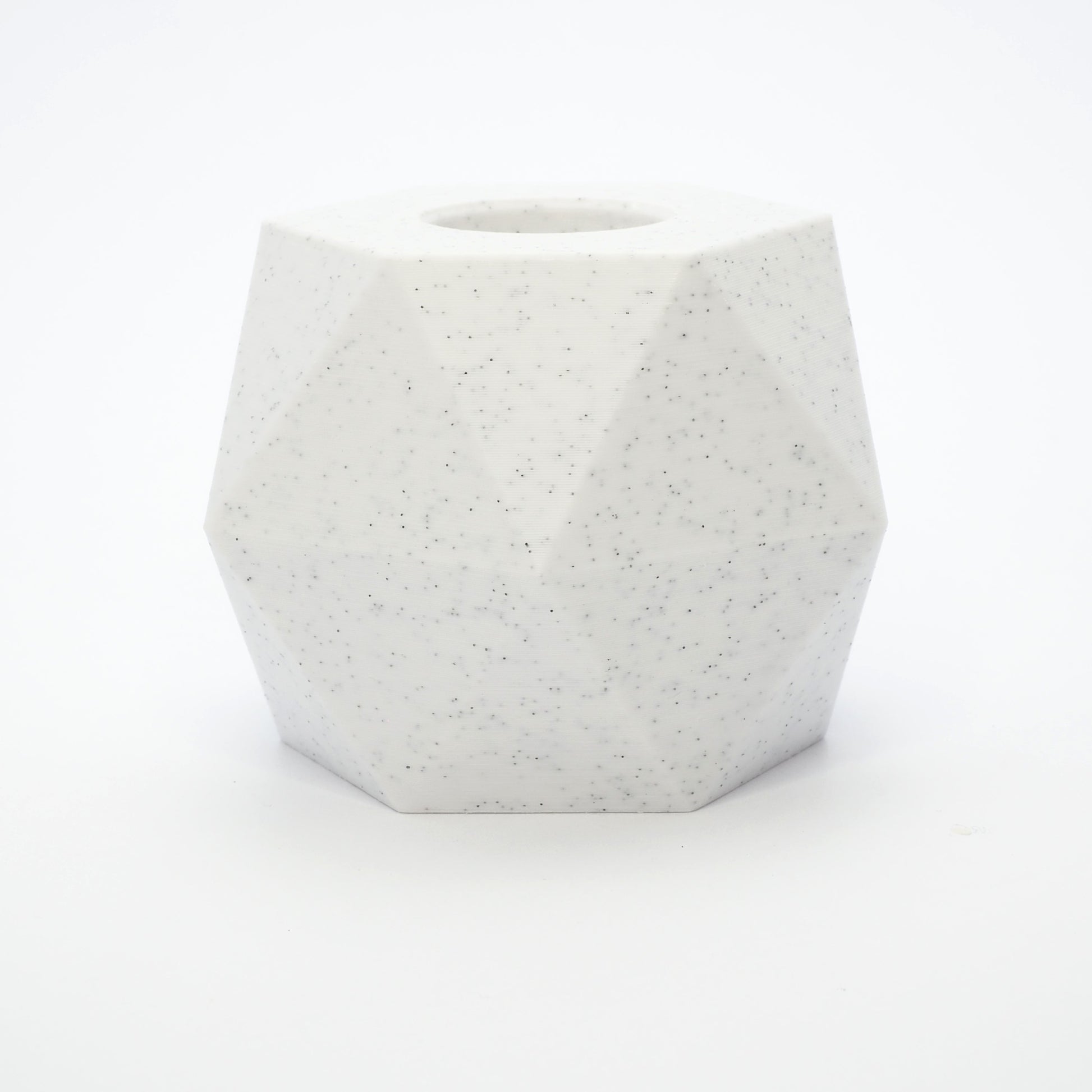 GEOMETRIC vendbar lysestage i marmor viser hul til LED kronelys – vinklet top og arkitektonisk form også til fyrfadslys