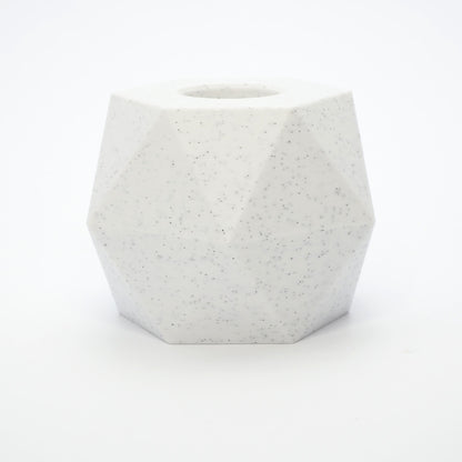 GEOMETRIC vendbar lysestage i marmor viser hul til LED kronelys – vinklet top og arkitektonisk form også til fyrfadslys