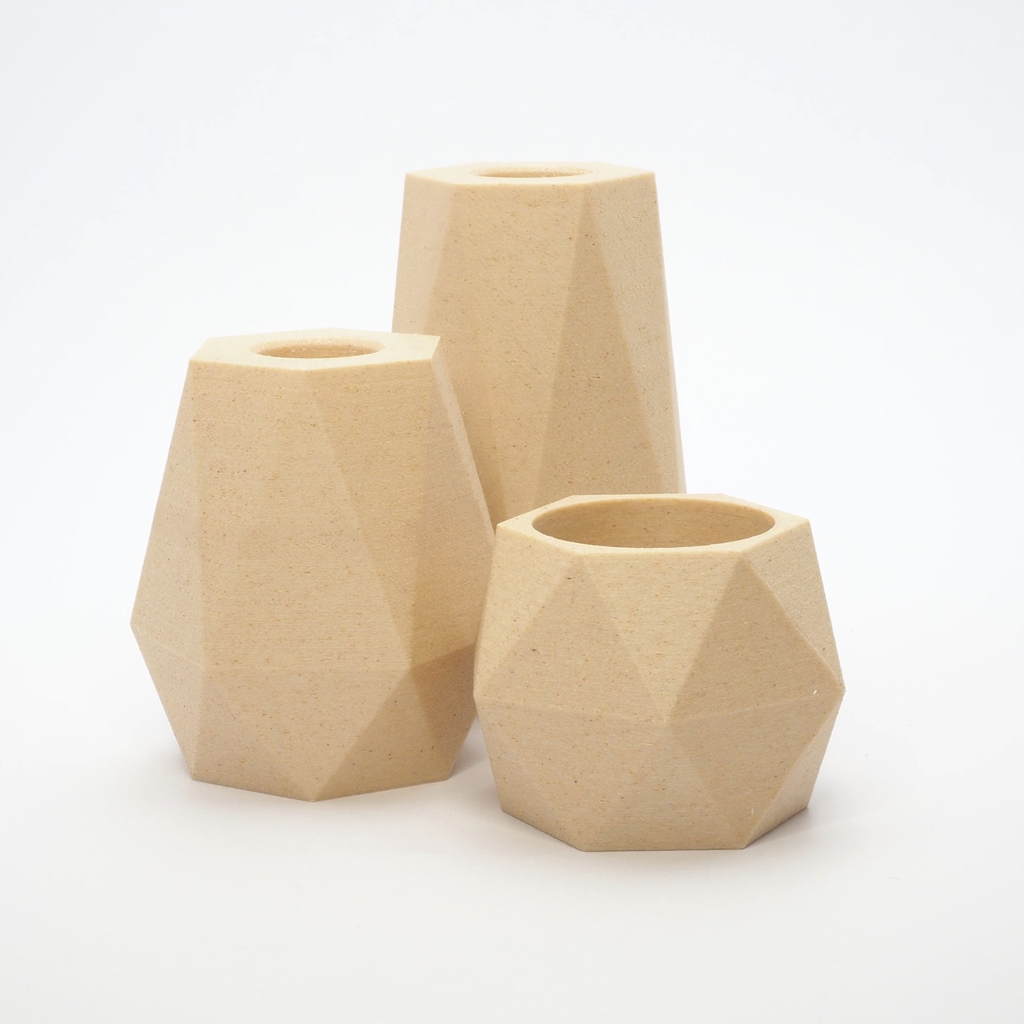 GEOMETRIC lysestage sæt i birk til kronelys og fyrfadsstage – geometrisk facetteret og naturfarvet tone