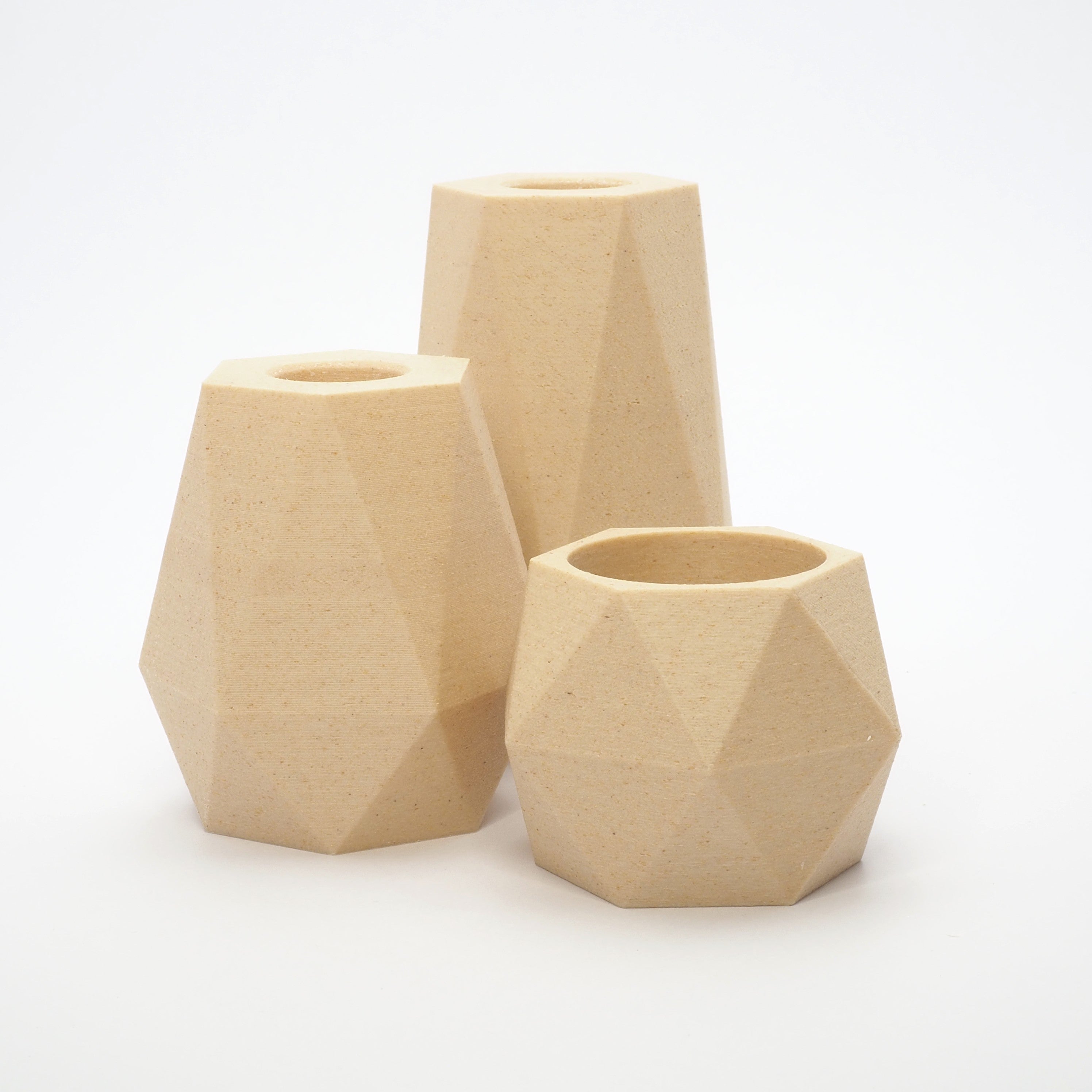 GEOMETRIC lysestage sæt i birk til kronelys og fyrfadsstage – geometrisk facetteret og naturfarvet tone