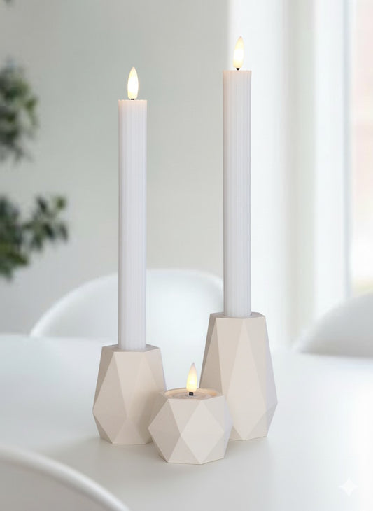 Cream GEOMETRIC LED lysestagesæt til kronelys og fyrfadslys - på bord med rolige toner