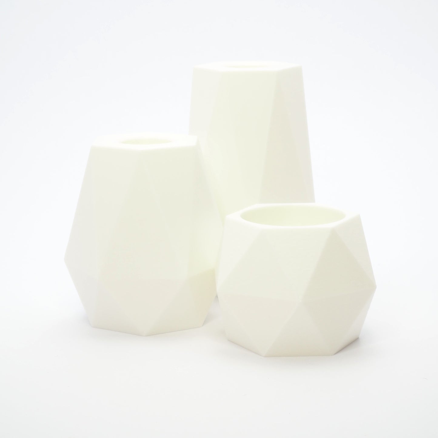 GEOMETRIC lysestage sæt i hvid til kronelys og fyrfadsstage – facetteret og geometrisk form