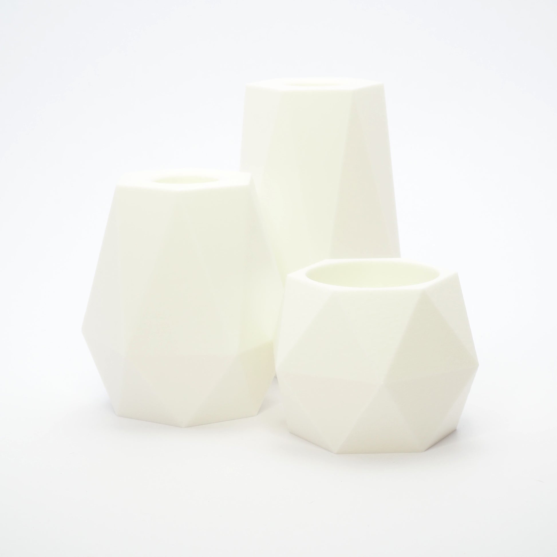 GEOMETRIC lysestage sæt i hvid til kronelys og fyrfadsstage – facetteret og geometrisk form