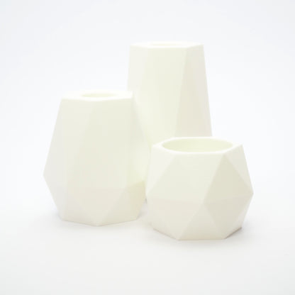 GEOMETRIC lysestage sæt i hvid til kronelys og fyrfadsstage – facetteret og geometrisk form