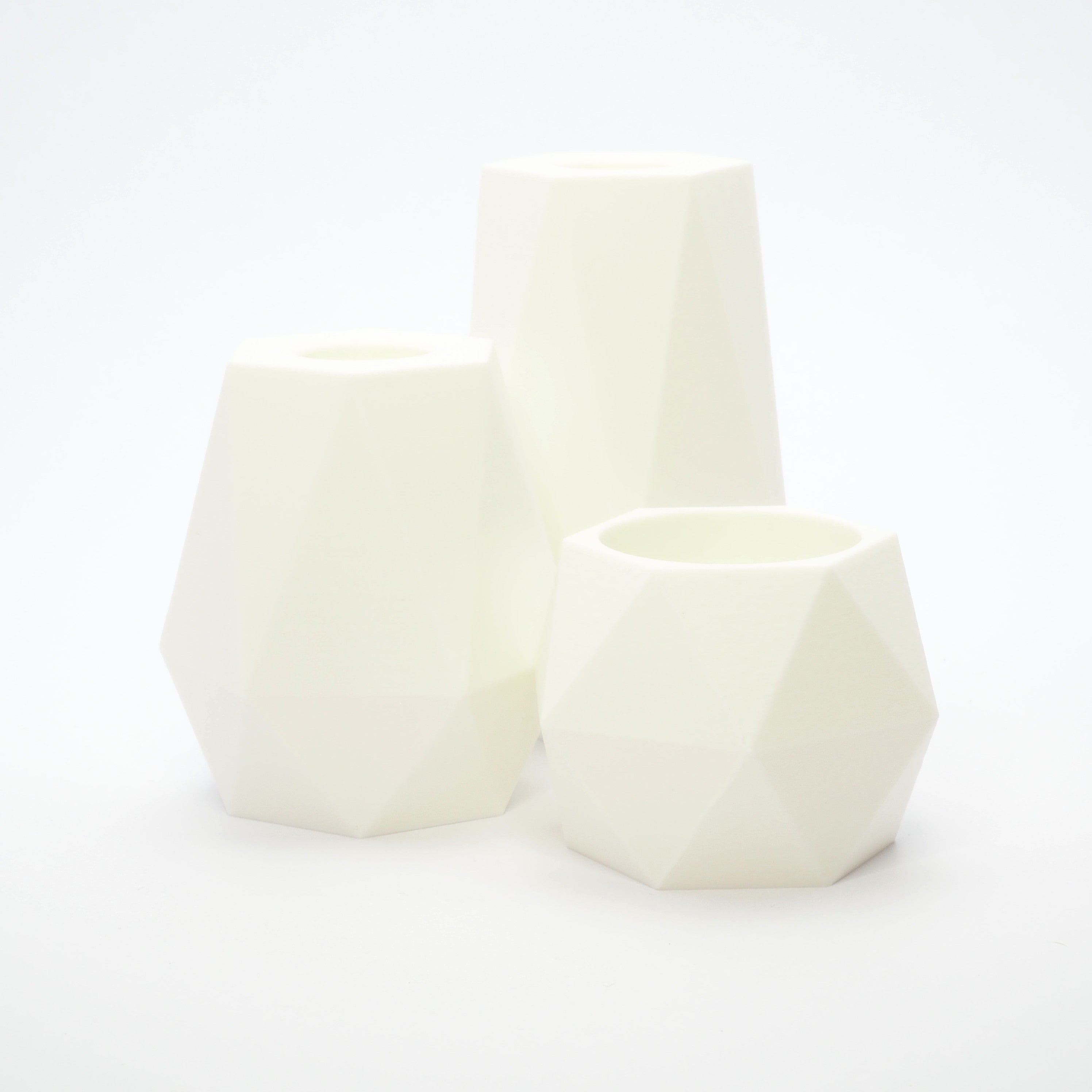 GEOMETRIC lysestage sæt i hvid til kronelys og fyrfadsstage – facetteret og geometrisk form