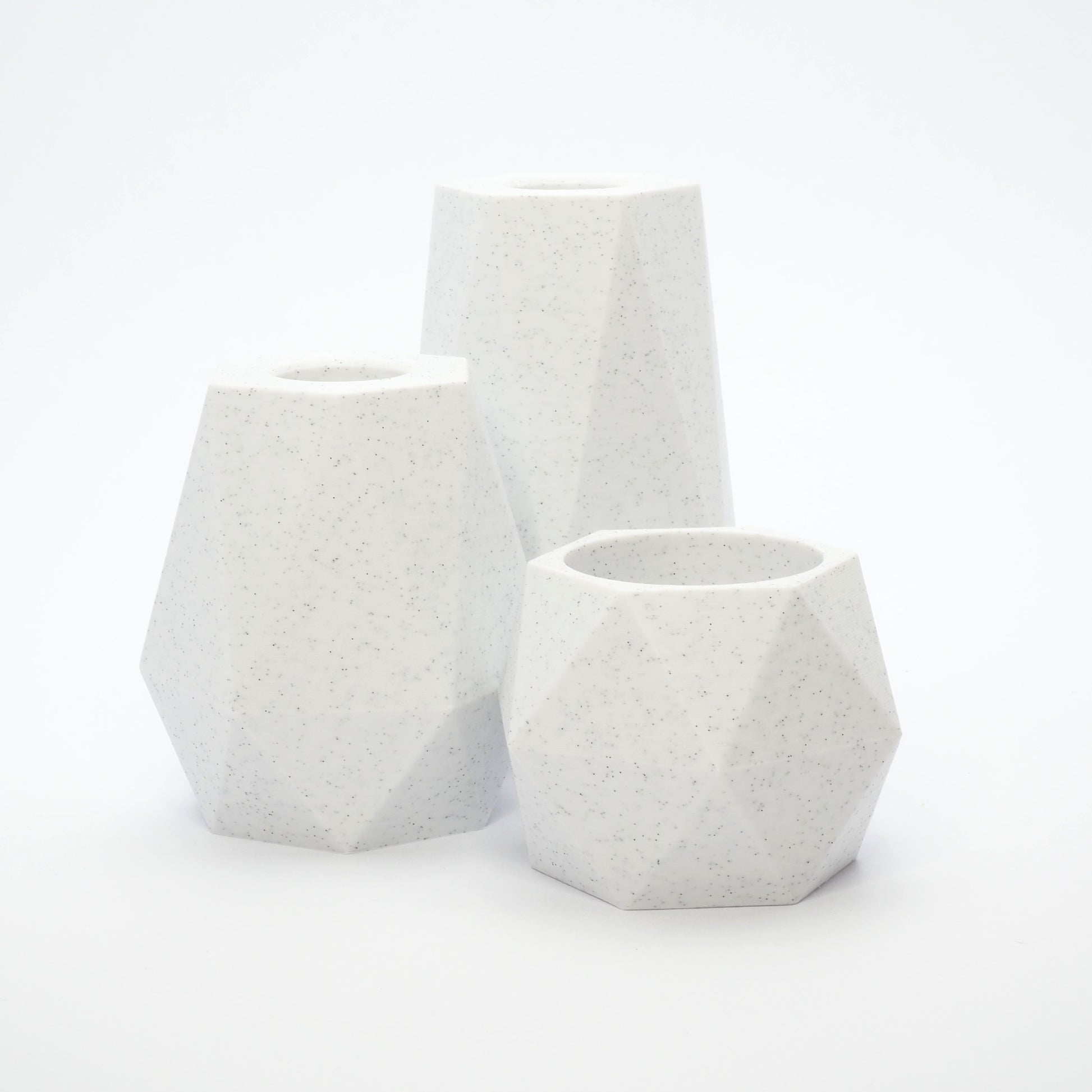 GEOMETRIC lysestage sæt i birk til kronelys og fyrfadsstage – stenlook og skarpe facetter