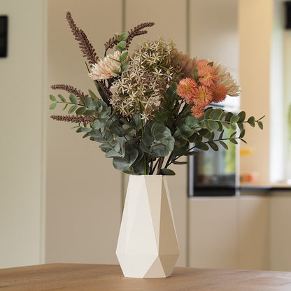 Cream geometrisk vase i rolig dansk indretning