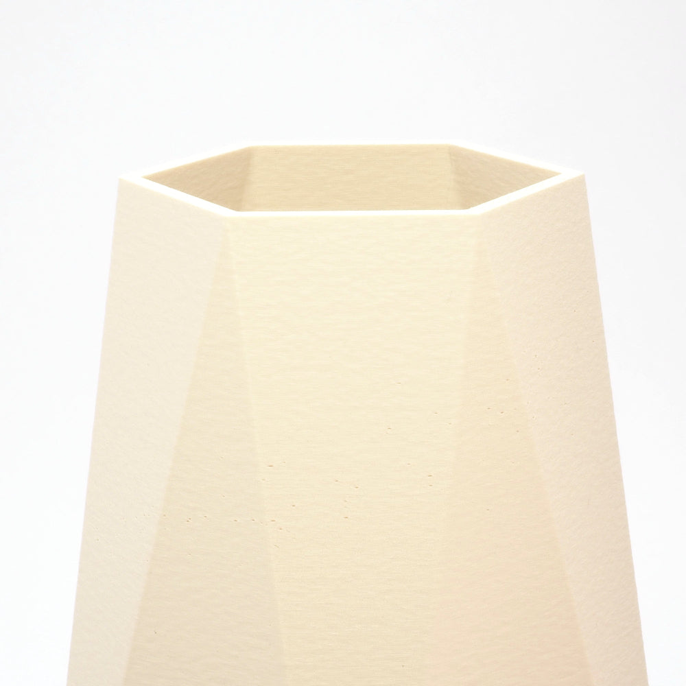 Close‑up af riller og åbning på GEOMETRIC vase Cream – matte detaljer