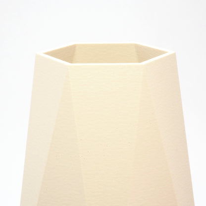 nærbillede af kanter og åbning på GEOMETRIC vase i cream – matte detaljer i dansk design