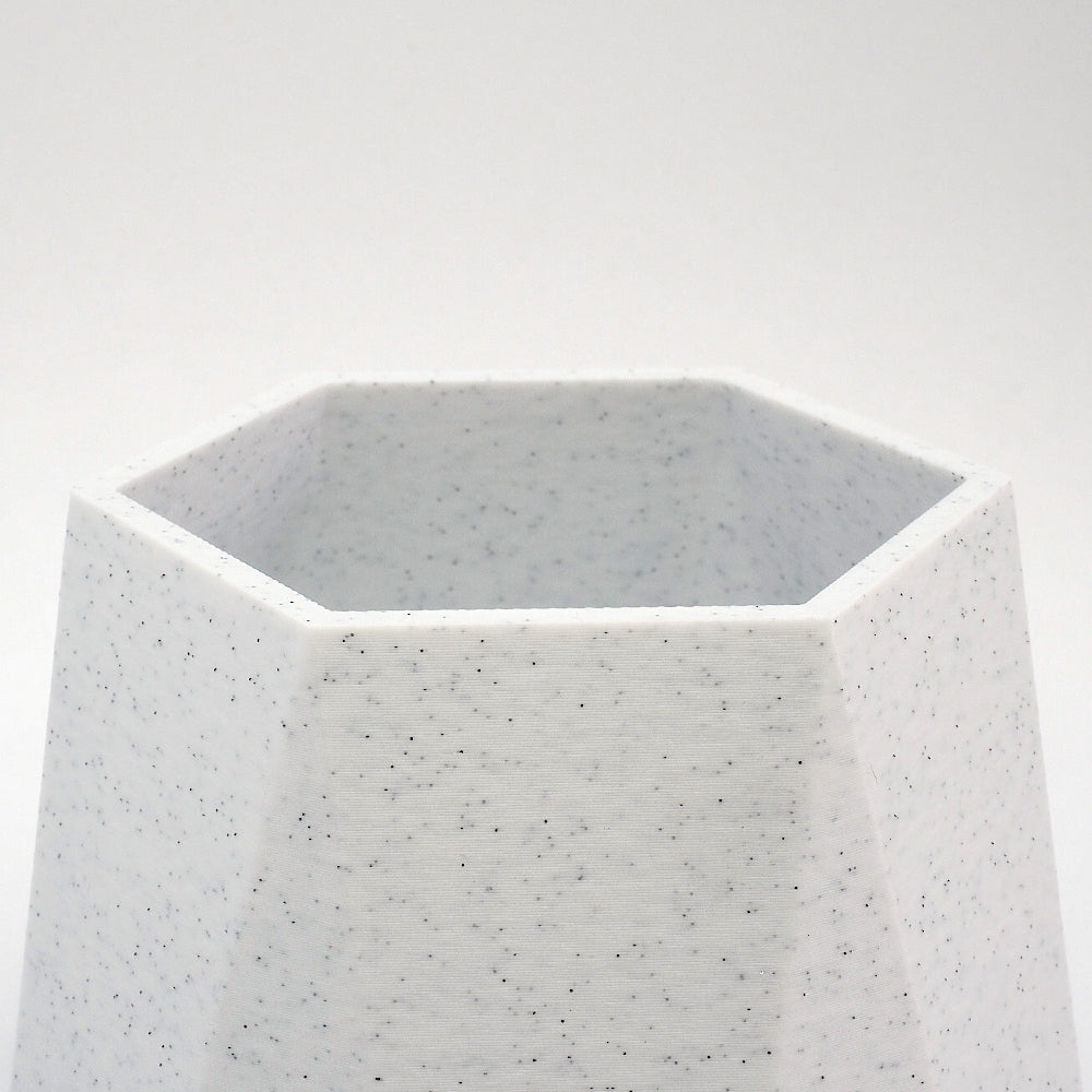 nærbillede af kanter og åbning på GEOMETRIC vase i marmor – matte detaljer i dansk design