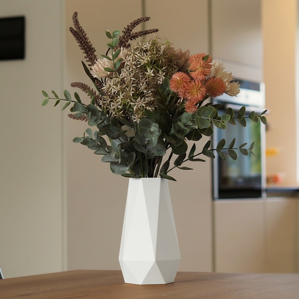 Hvid geometrisk vase i dansk design med blomster