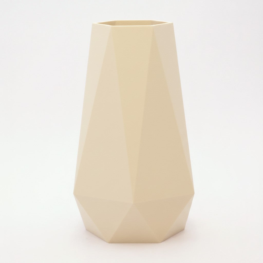 GEOMETRIC design vase i beige med klare linjer og skulpturel form, dansk design skabt med omtanke