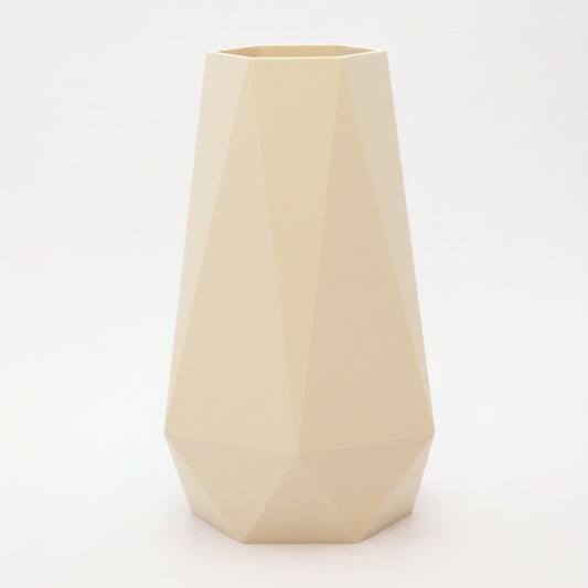 GEOMETRIC design vase i beige med klare linjer og skulpturel form, dansk design skabt med omtanke