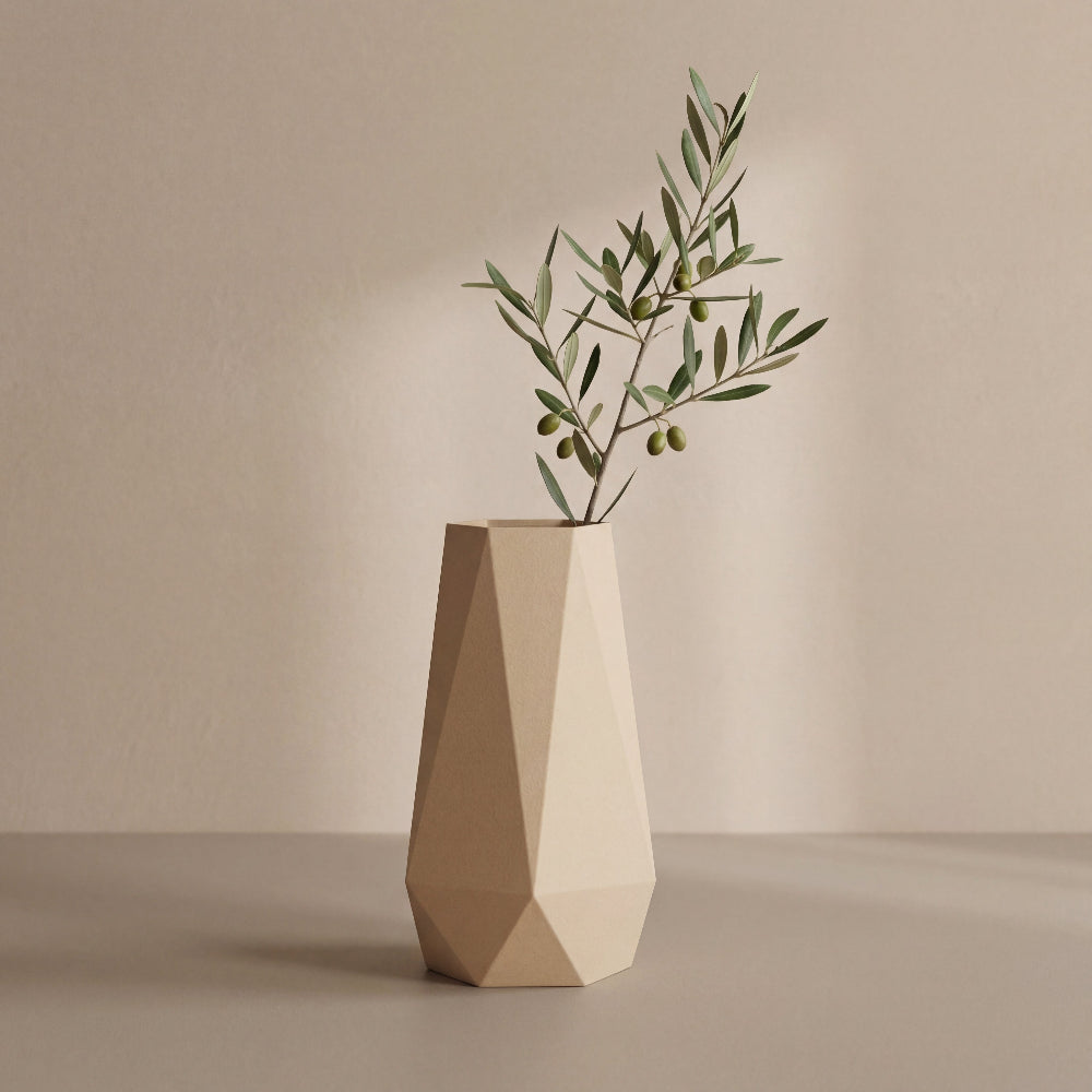 GEOMETRIC vase i beige – facetteret vase i dansk design fra Hartli, minimalistisk bolig dekoration i plantebaseret materiale.