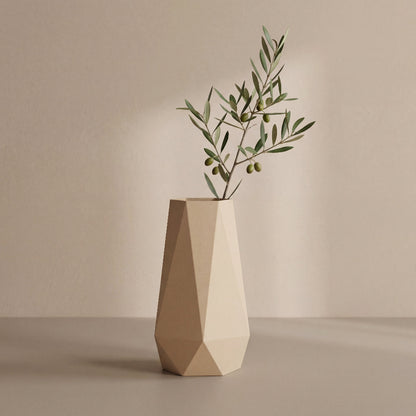 GEOMETRIC vase i beige – facetteret vase i dansk design fra Hartli, minimalistisk bolig dekoration i plantebaseret materiale.